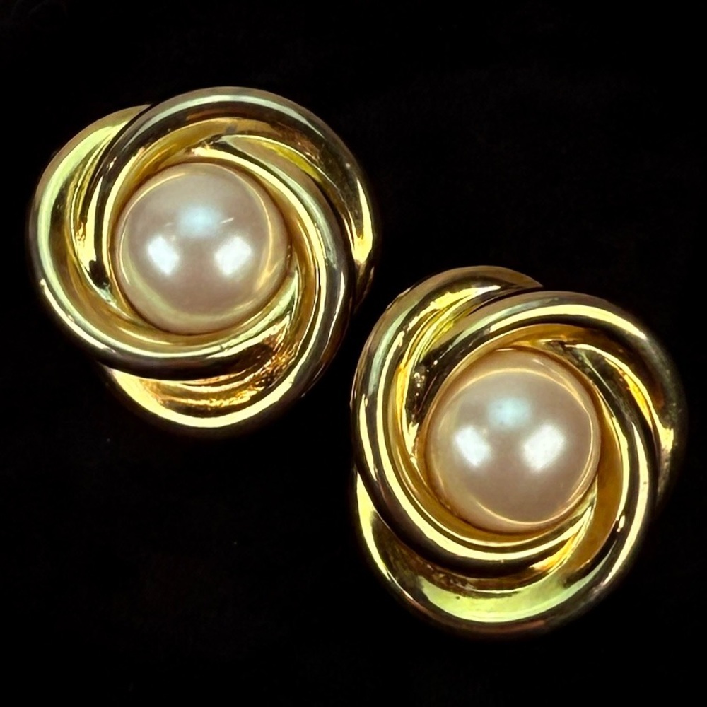 Beautiful vintage, goldtone, faux pearl Cookie Lee signed clip on earrings - Picture 7 of 8